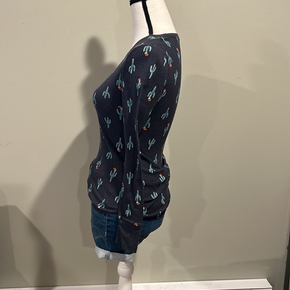 Christmas Cactus long sleeve - Picture 2 of 5